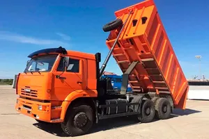 Самосвал КамАЗ с песком на строительной площадке в Новосибирске