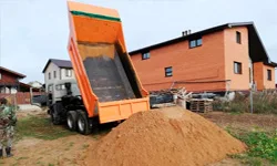 КАМАз доставил карьерный песок на дачу покупателя