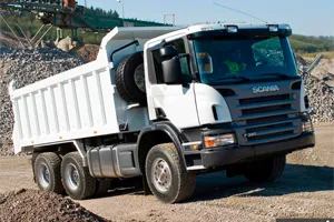 Самосвал SCANIA с песком на подъезде к строительному участку